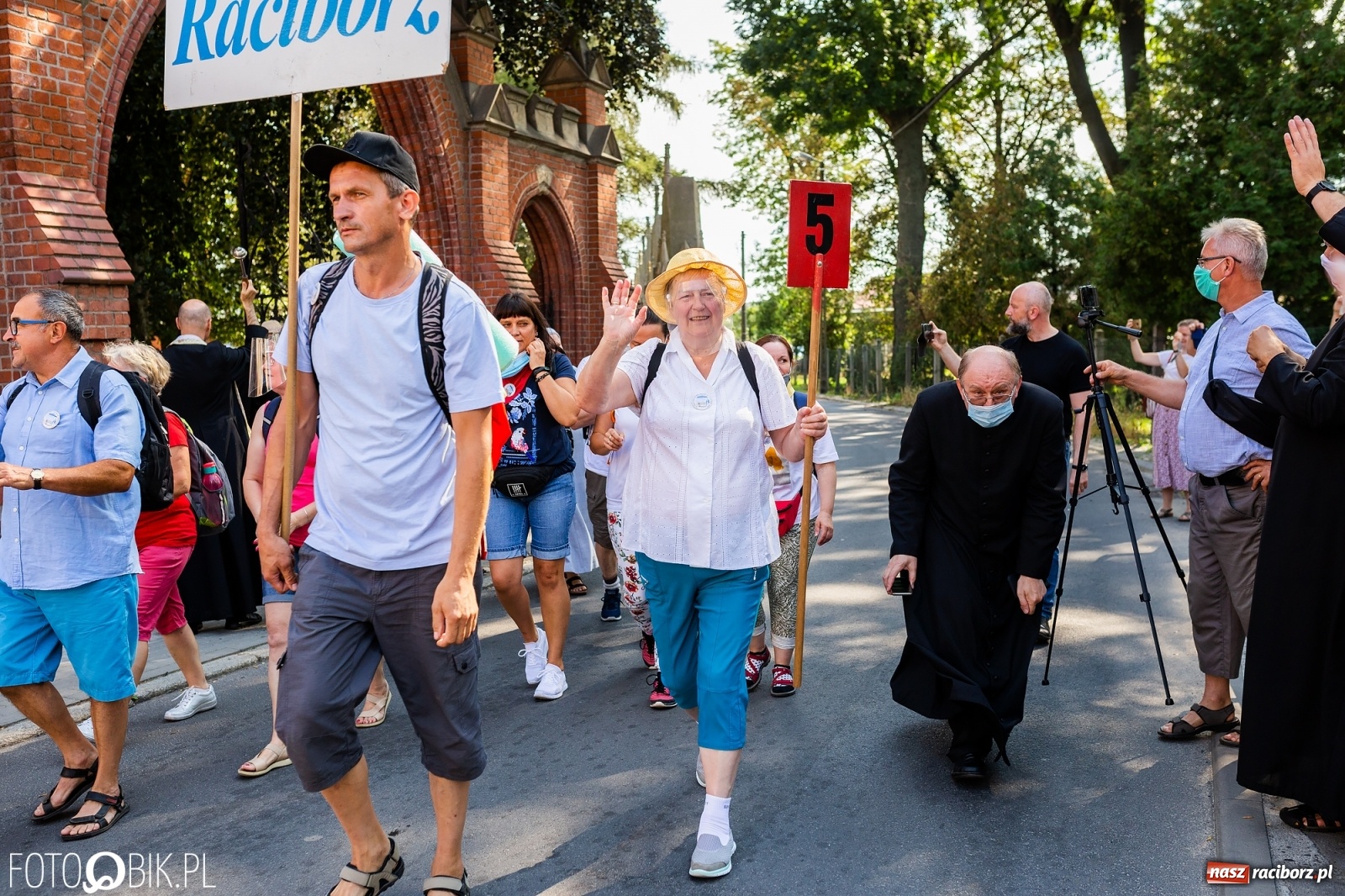Zdjęcie w galerii na portalu naszraciborz.pl: Raciborska pielgrzymka na Jasną Górę w formie sztafety wiadomości z regionu