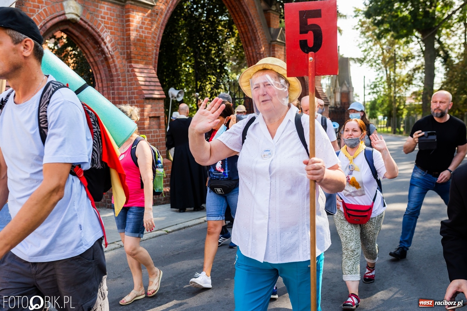 Zdjęcie w galerii na portalu naszraciborz.pl: Raciborska pielgrzymka na Jasną Górę w formie sztafety wiadomości z regionu