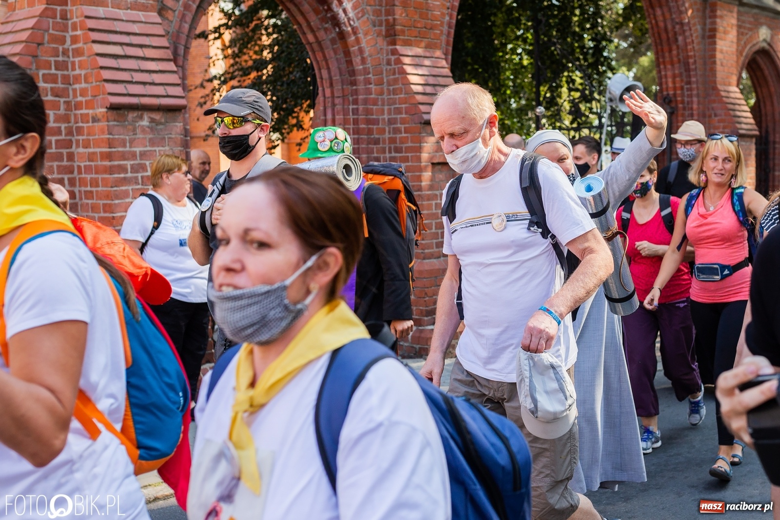 Zdjęcie w galerii na portalu naszraciborz.pl: Raciborska pielgrzymka na Jasną Górę w formie sztafety wiadomości z regionu