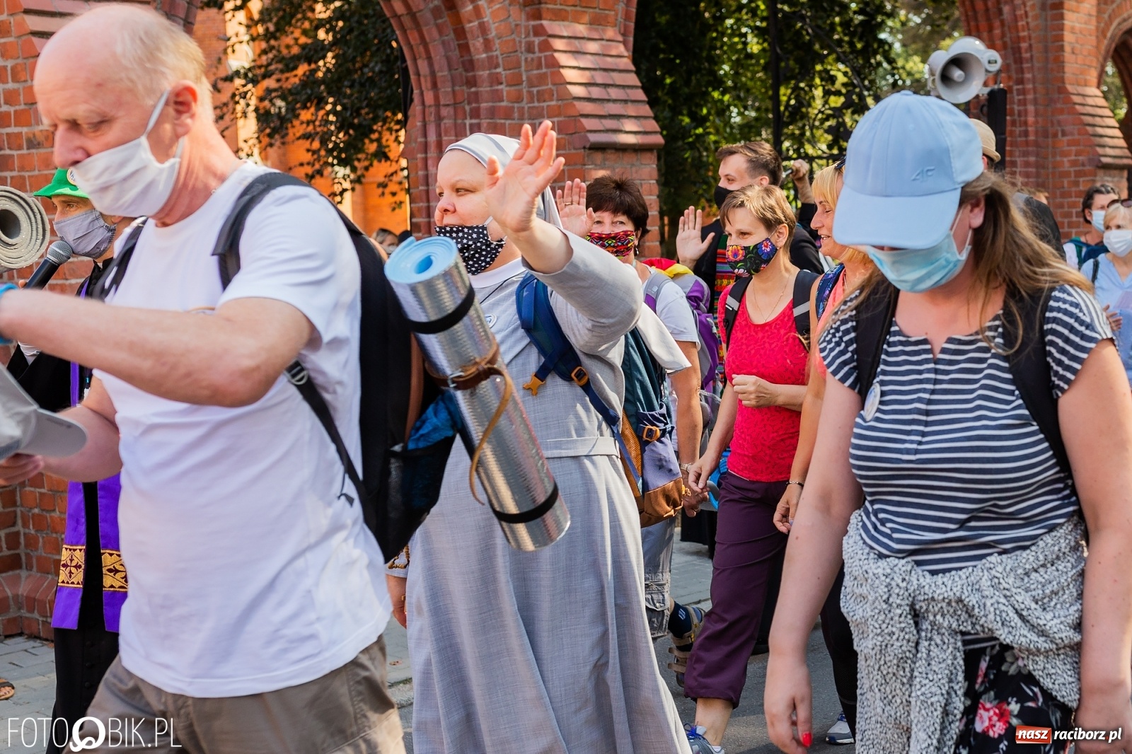 Zdjęcie w galerii na portalu naszraciborz.pl: Raciborska pielgrzymka na Jasną Górę w formie sztafety wiadomości z regionu
