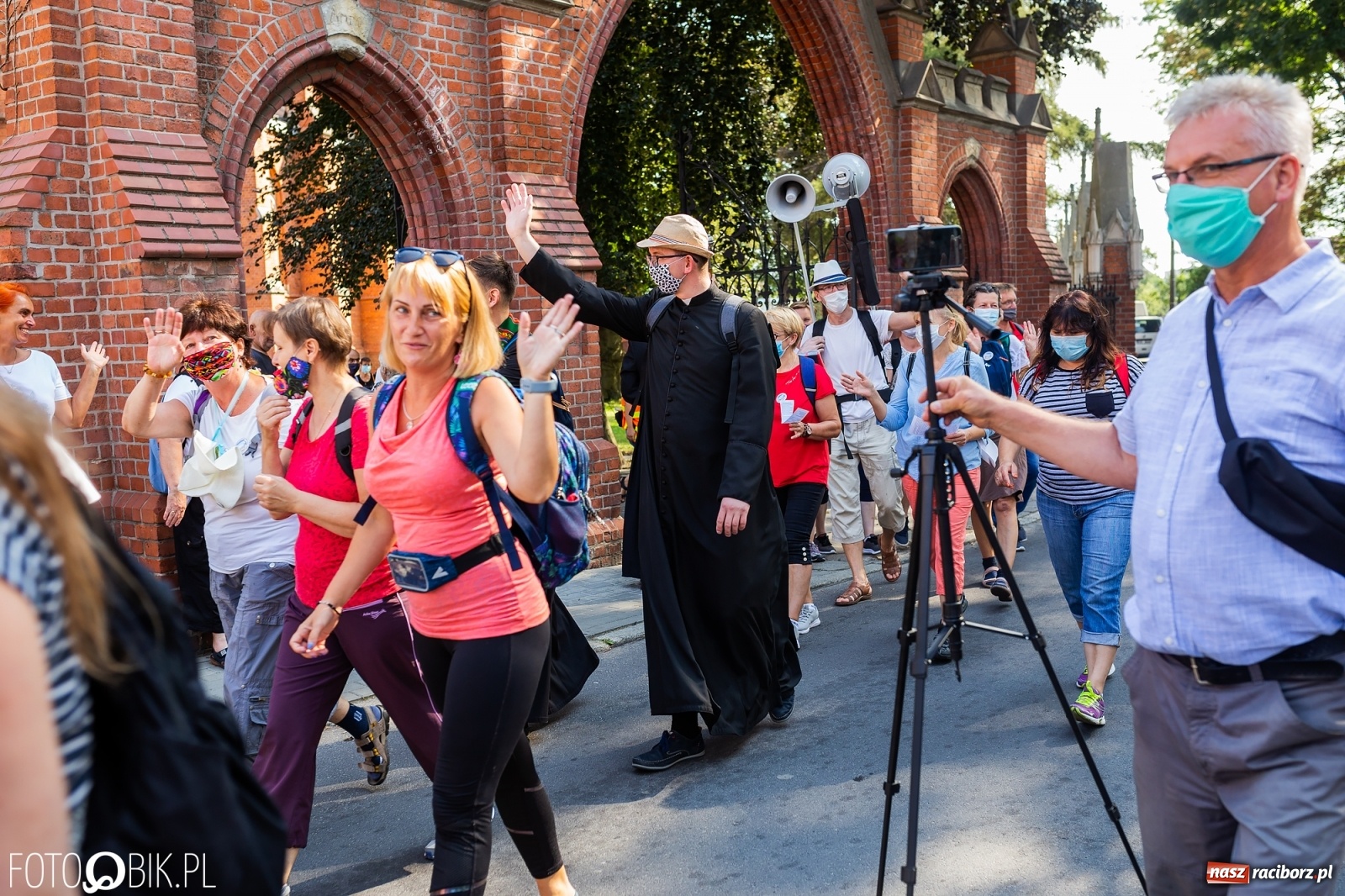 Zdjęcie w galerii na portalu naszraciborz.pl: Raciborska pielgrzymka na Jasną Górę w formie sztafety wiadomości z regionu