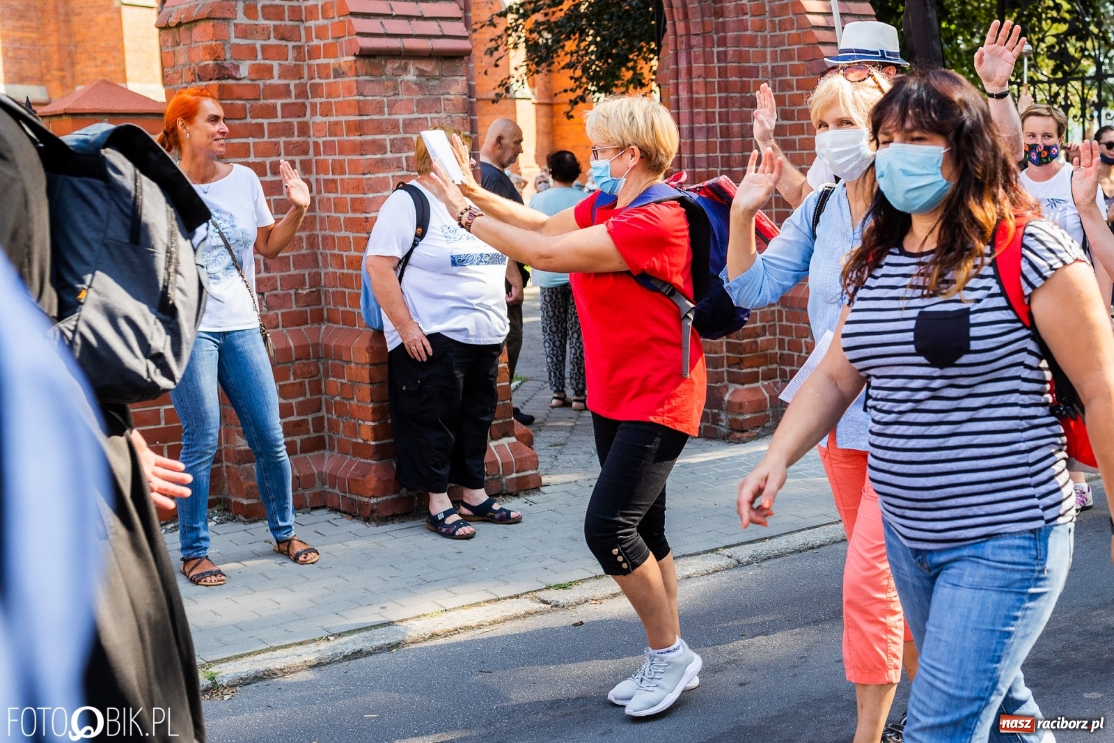 Zdjęcie w galerii na portalu naszraciborz.pl: Raciborska pielgrzymka na Jasną Górę w formie sztafety wiadomości z regionu