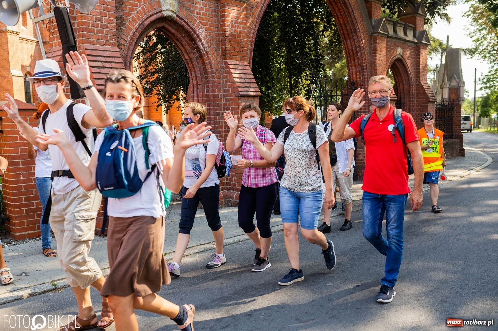 Zdjęcie w galerii na portalu naszraciborz.pl: Raciborska pielgrzymka na Jasną Górę w formie sztafety wiadomości z regionu