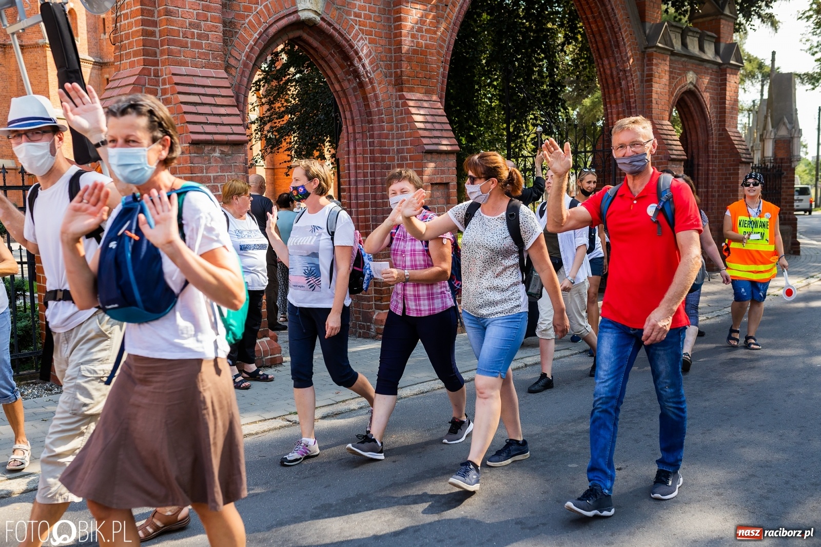 Zdjęcie w galerii na portalu naszraciborz.pl: Raciborska pielgrzymka na Jasną Górę w formie sztafety wiadomości z regionu