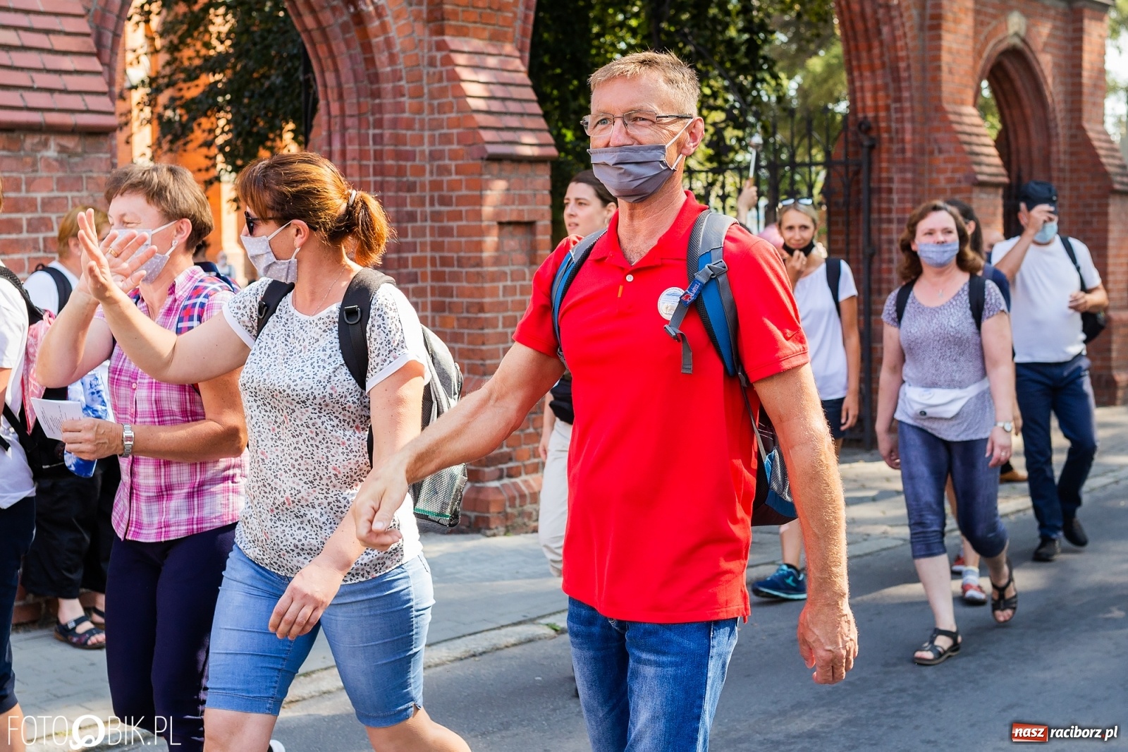 Zdjęcie w galerii na portalu naszraciborz.pl: Raciborska pielgrzymka na Jasną Górę w formie sztafety wiadomości z regionu