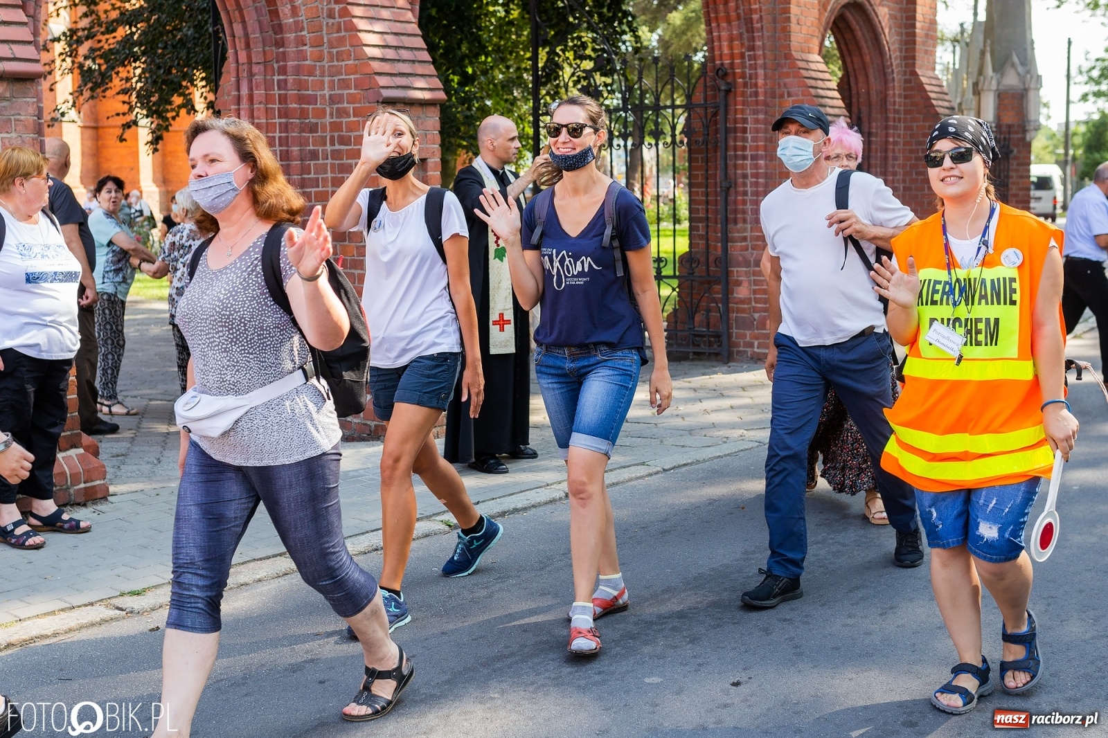 Zdjęcie w galerii na portalu naszraciborz.pl: Raciborska pielgrzymka na Jasną Górę w formie sztafety wiadomości z regionu