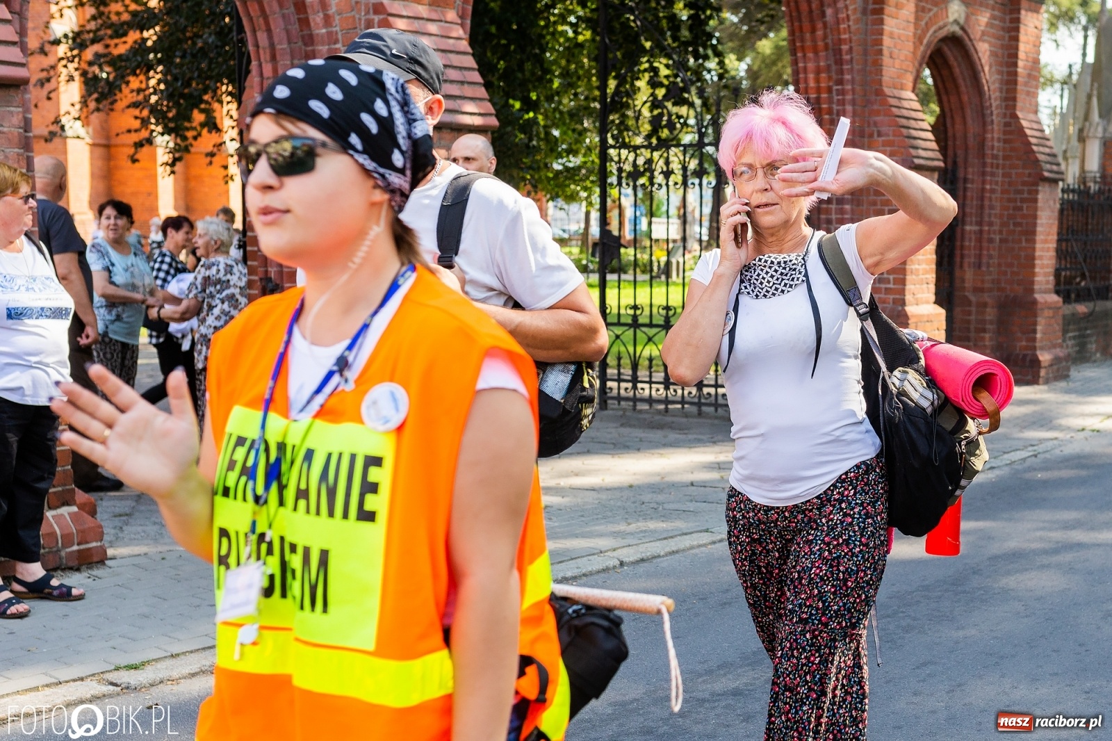 Zdjęcie w galerii na portalu naszraciborz.pl: Raciborska pielgrzymka na Jasną Górę w formie sztafety wiadomości z regionu