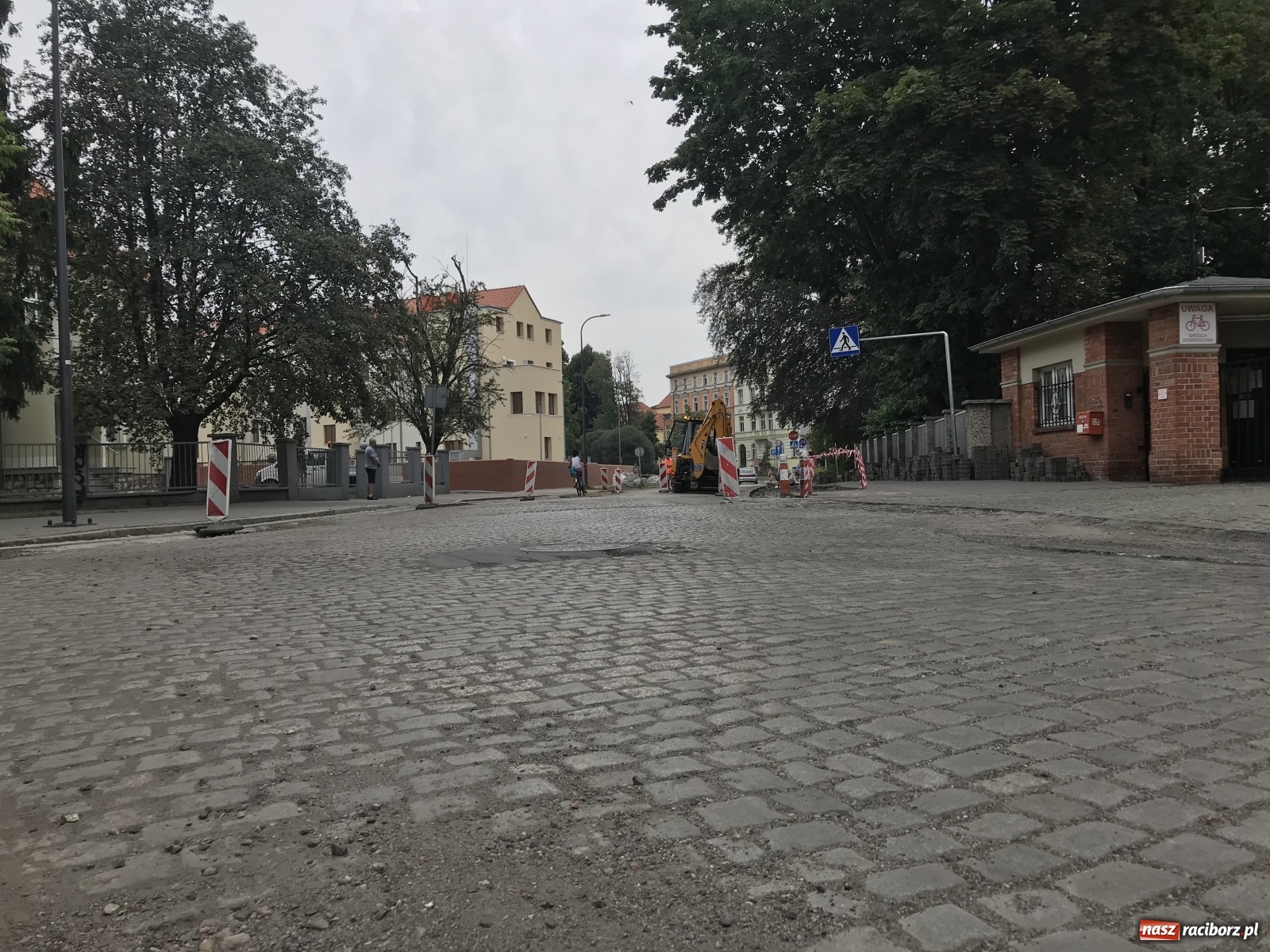 Zdjęcie w galerii na portalu naszraciborz.pl: Na ulicy Karola Miarki odsłonięto piękny przedwojenny bruk. Co się z nim stanie?  wiadomości z regionu