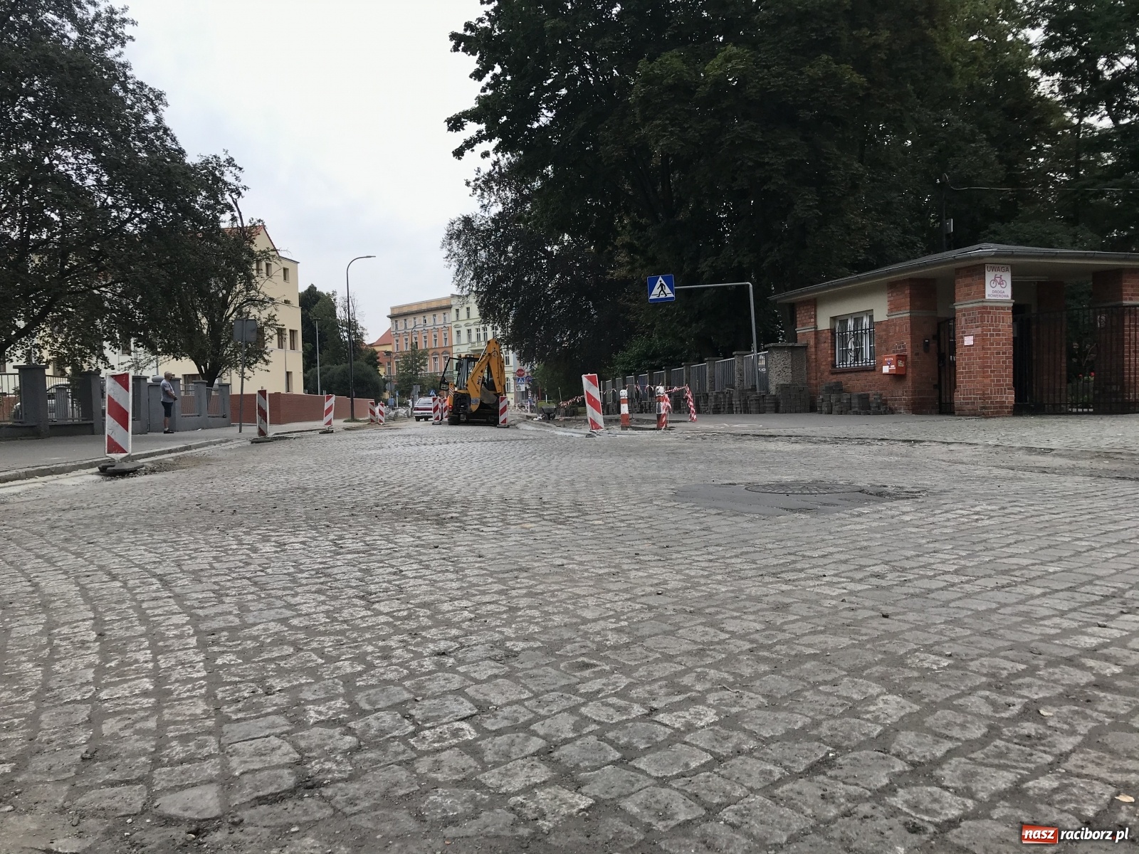 Zdjęcie w galerii na portalu naszraciborz.pl: Na ulicy Karola Miarki odsłonięto piękny przedwojenny bruk. Co się z nim stanie?  wiadomości z regionu