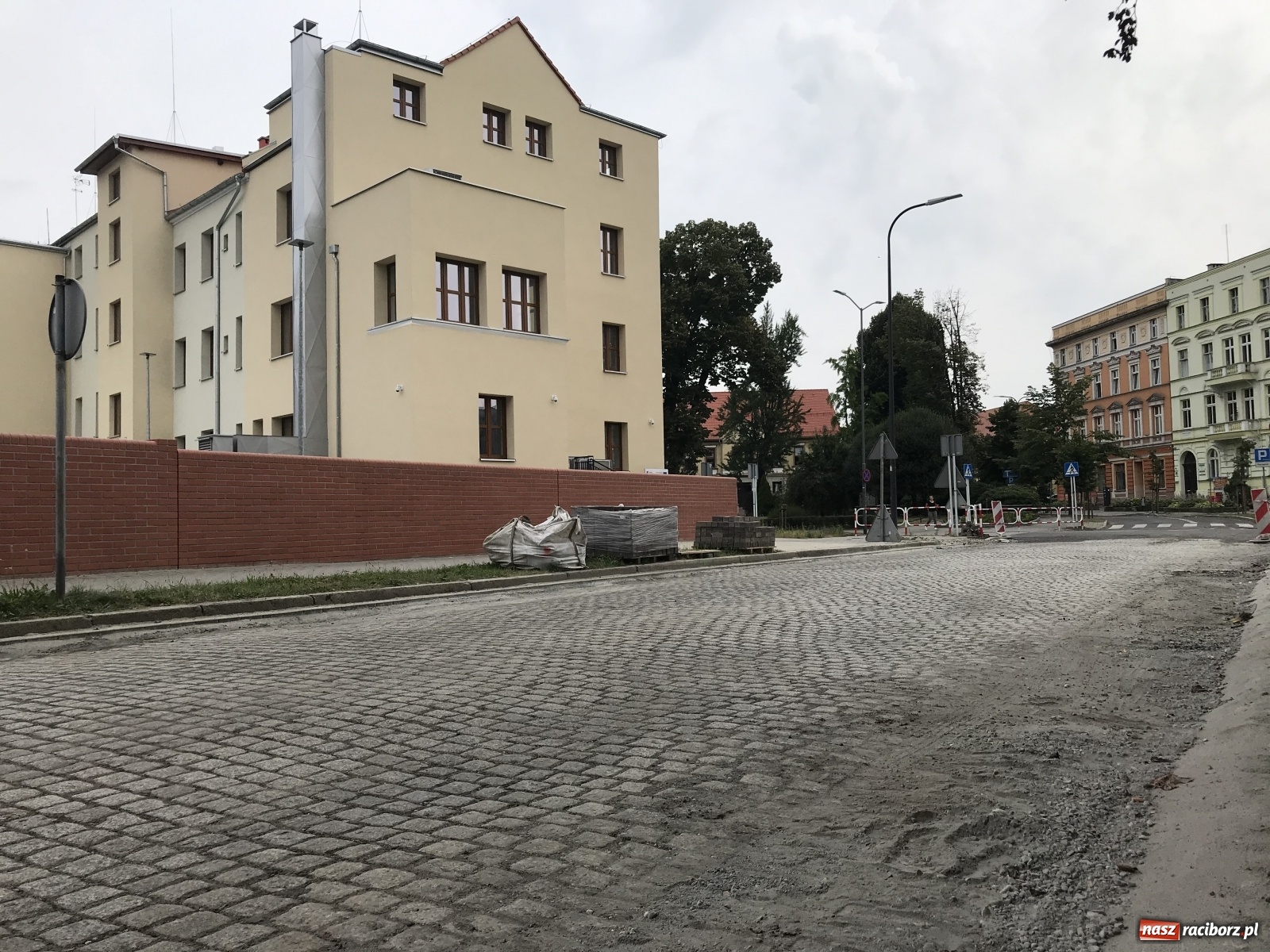 Zdjęcie w galerii na portalu naszraciborz.pl: Na ulicy Karola Miarki odsłonięto piękny przedwojenny bruk. Co się z nim stanie?  wiadomości z regionu