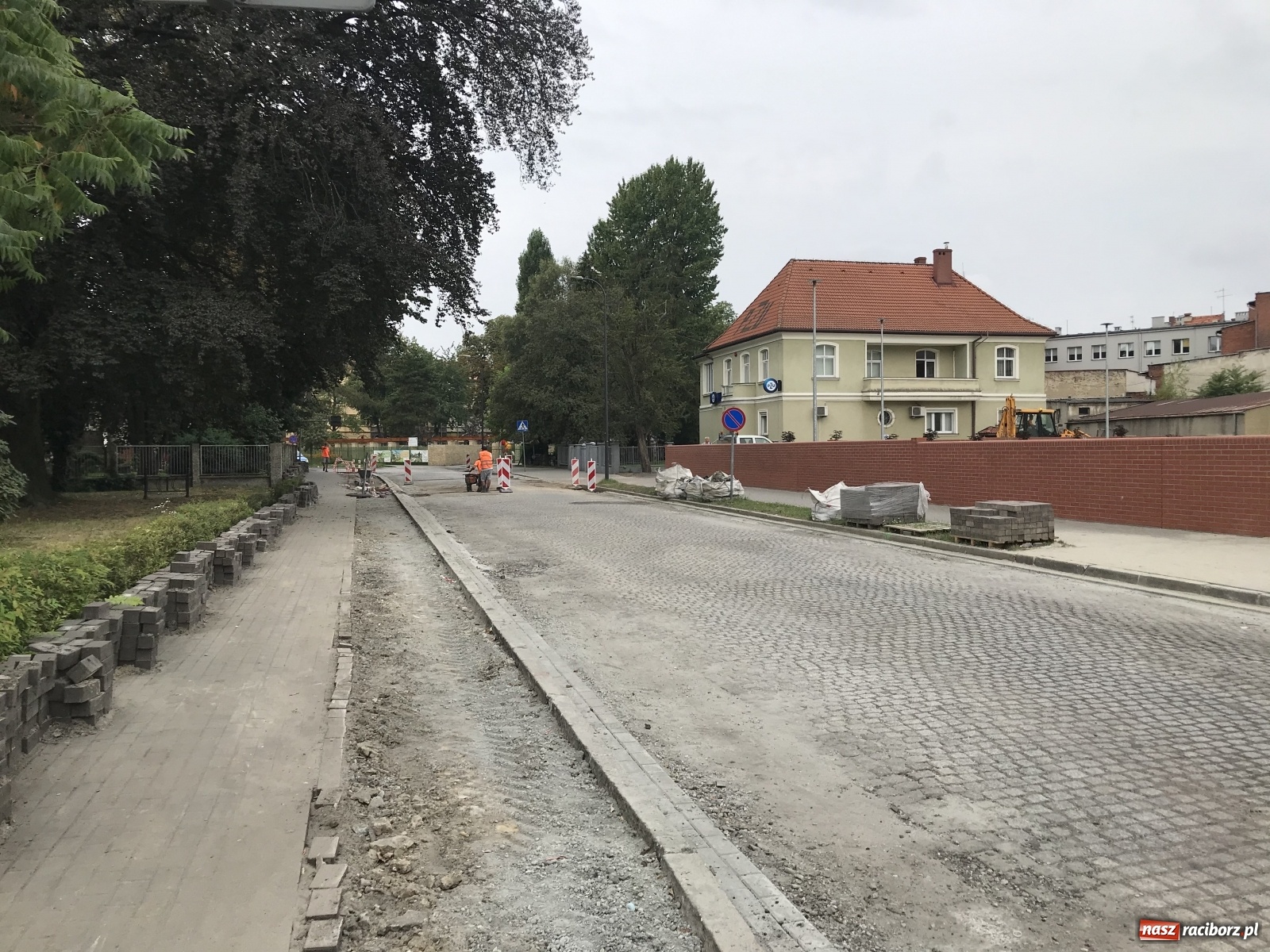 Zdjęcie w galerii na portalu naszraciborz.pl: Na ulicy Karola Miarki odsłonięto piękny przedwojenny bruk. Co się z nim stanie?  wiadomości z regionu