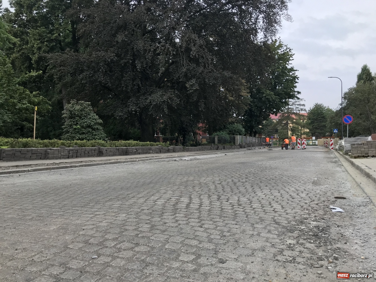 Zdjęcie w galerii na portalu naszraciborz.pl: Na ulicy Karola Miarki odsłonięto piękny przedwojenny bruk. Co się z nim stanie?  wiadomości z regionu