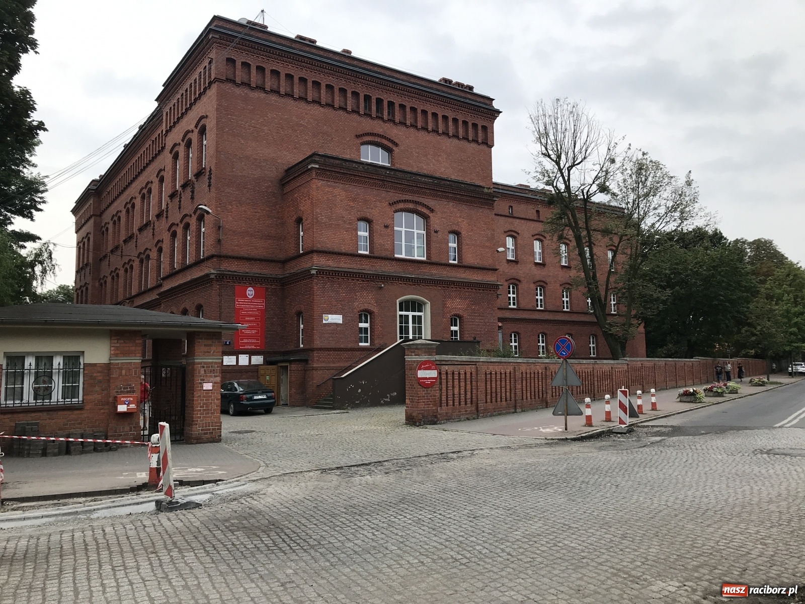 Zdjęcie w galerii na portalu naszraciborz.pl: Na ulicy Karola Miarki odsłonięto piękny przedwojenny bruk. Co się z nim stanie?  wiadomości z regionu