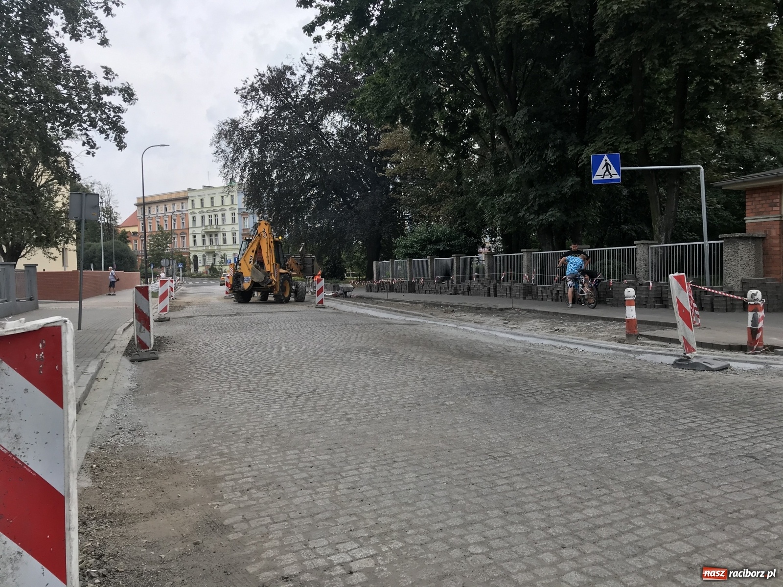 Zdjęcie w galerii na portalu naszraciborz.pl: Na ulicy Karola Miarki odsłonięto piękny przedwojenny bruk. Co się z nim stanie?  wiadomości z regionu