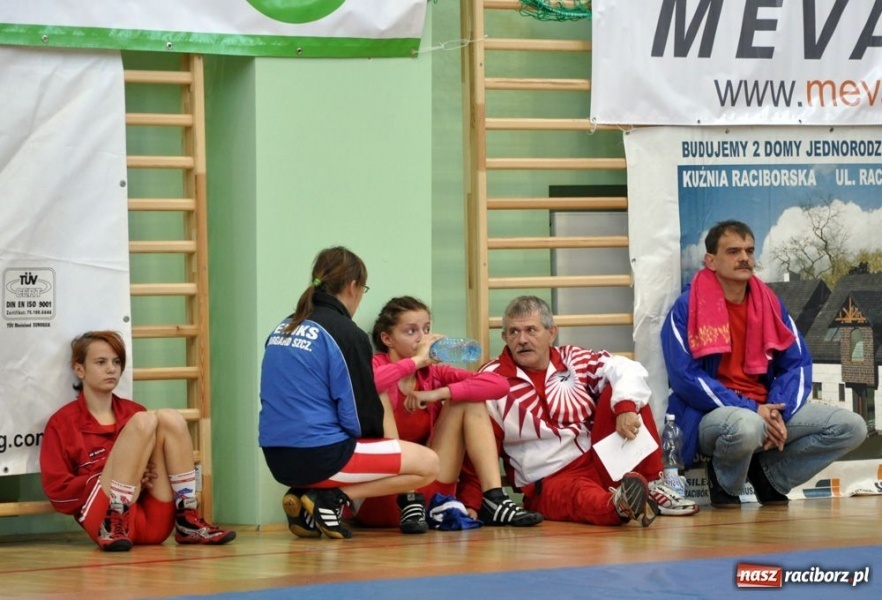 Zdjęcie w galerii na portalu naszraciborz.pl: Kobiety walczą na hali OSiR wiadomości z regionu