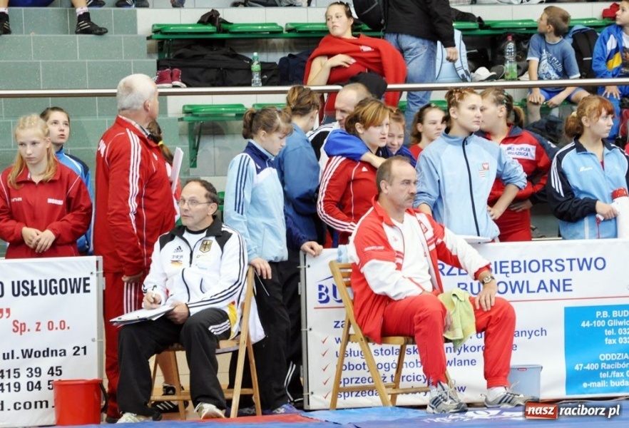 Zdjęcie w galerii na portalu naszraciborz.pl: Kobiety walczą na hali OSiR wiadomości z regionu