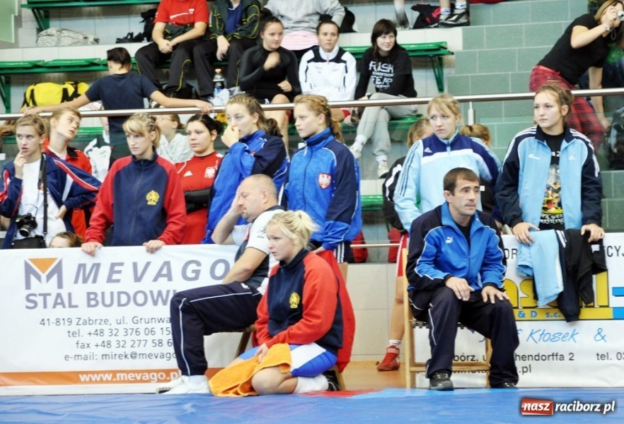 Zdjęcie w galerii na portalu naszraciborz.pl: Kobiety walczą na hali OSiR wiadomości z regionu