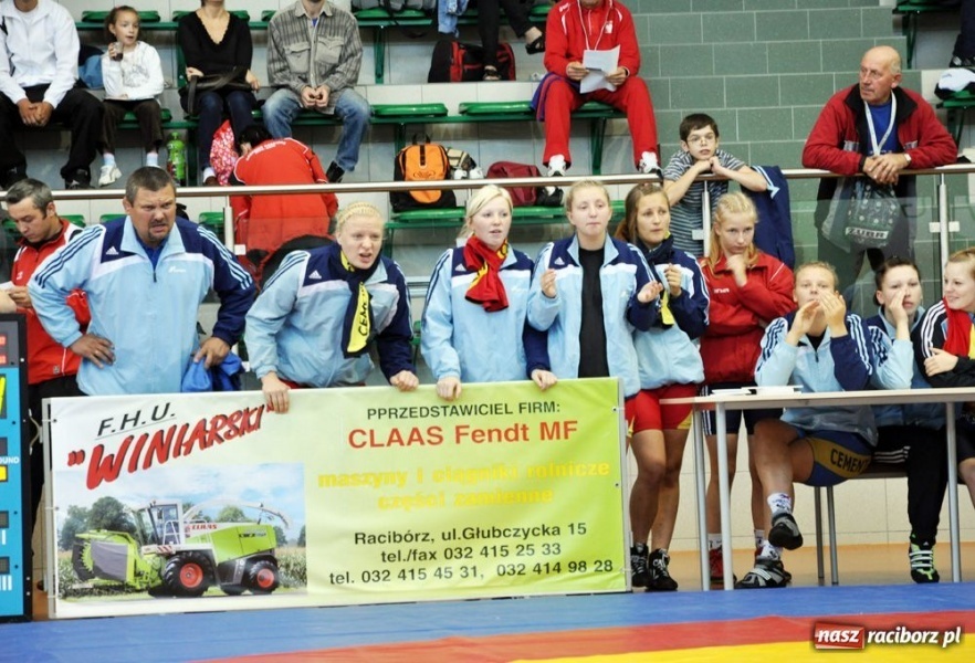 Zdjęcie w galerii na portalu naszraciborz.pl: Kobiety walczą na hali OSiR wiadomości z regionu