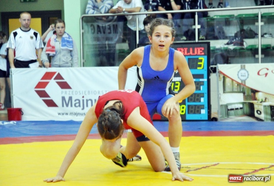 Zdjęcie w galerii na portalu naszraciborz.pl: Kobiety walczą na hali OSiR wiadomości z regionu