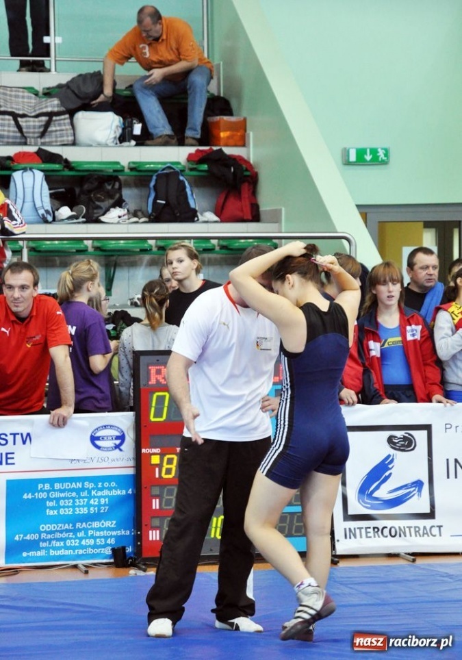 Zdjęcie w galerii na portalu naszraciborz.pl: Kobiety walczą na hali OSiR wiadomości z regionu