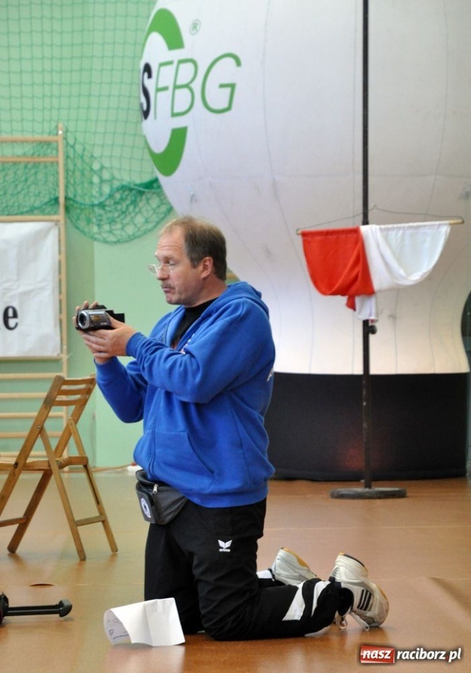 Zdjęcie w galerii na portalu naszraciborz.pl: Kobiety walczą na hali OSiR wiadomości z regionu