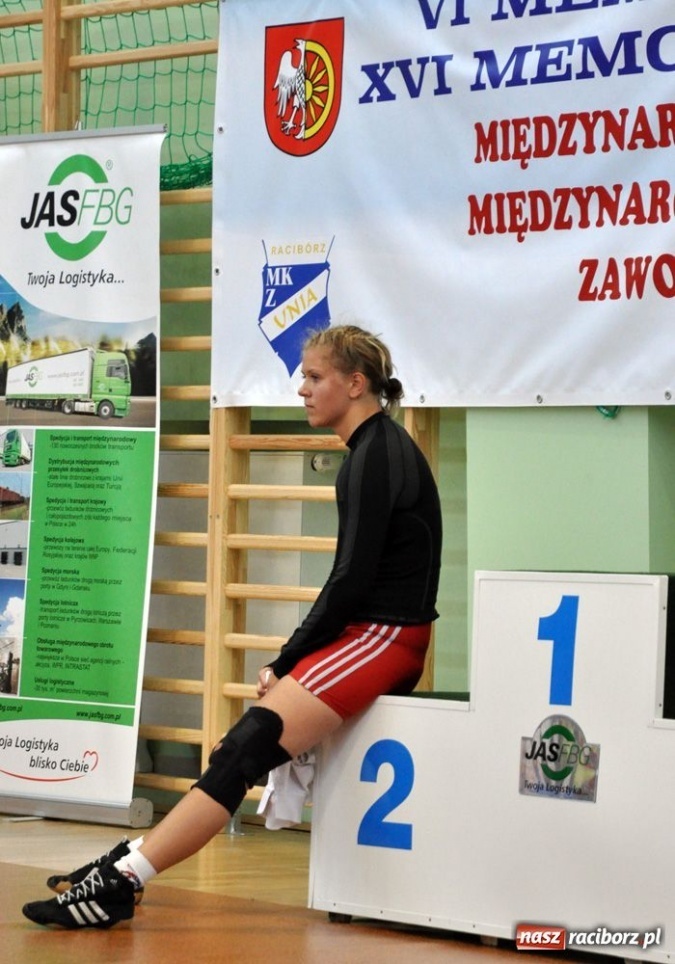 Zdjęcie w galerii na portalu naszraciborz.pl: Kobiety walczą na hali OSiR wiadomości z regionu