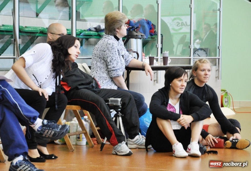 Zdjęcie w galerii na portalu naszraciborz.pl: Kobiety walczą na hali OSiR wiadomości z regionu