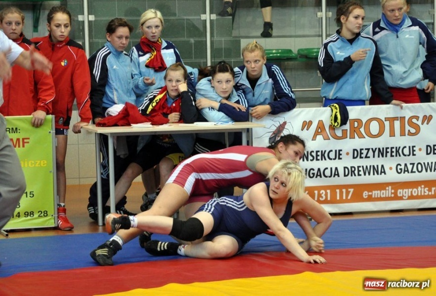 Zdjęcie w galerii na portalu naszraciborz.pl: Kobiety walczą na hali OSiR wiadomości z regionu