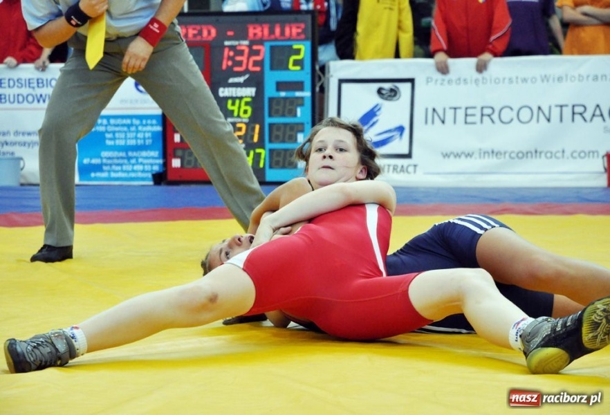 Zdjęcie w galerii na portalu naszraciborz.pl: Kobiety walczą na hali OSiR wiadomości z regionu