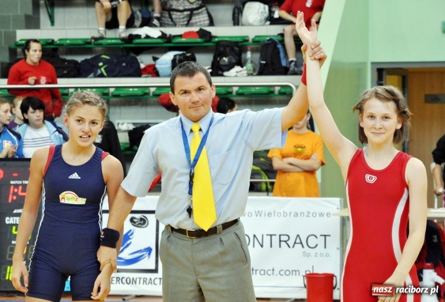 Zdjęcie w galerii na portalu naszraciborz.pl: Kobiety walczą na hali OSiR wiadomości z regionu