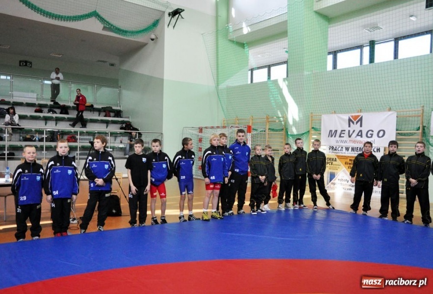 Zdjęcie w galerii na portalu naszraciborz.pl: Kobiety walczą na hali OSiR wiadomości z regionu