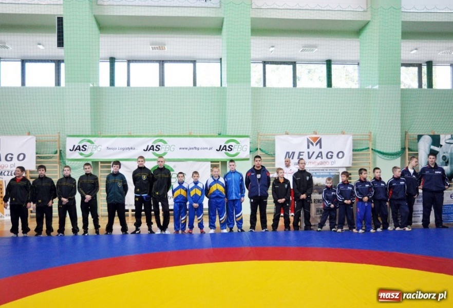 Zdjęcie w galerii na portalu naszraciborz.pl: Kobiety walczą na hali OSiR wiadomości z regionu