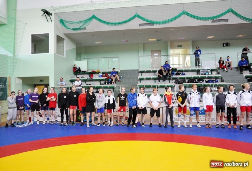 Zdjęcie w galerii na portalu naszraciborz.pl: Kobiety walczą na hali OSiR wiadomości z regionu