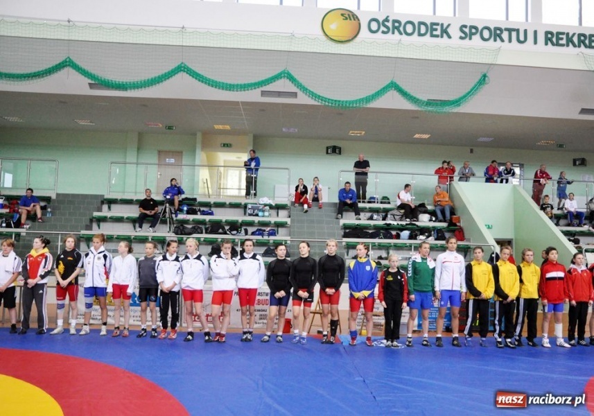 Zdjęcie w galerii na portalu naszraciborz.pl: Kobiety walczą na hali OSiR wiadomości z regionu