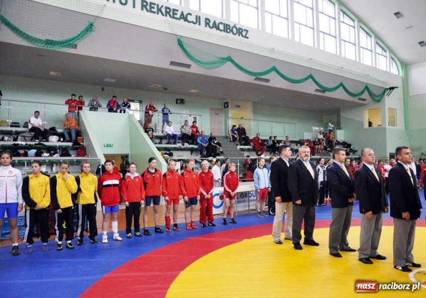 Zdjęcie w galerii na portalu naszraciborz.pl: Kobiety walczą na hali OSiR wiadomości z regionu