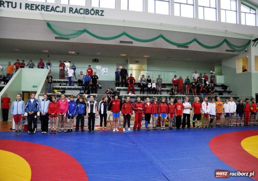 Zdjęcie w galerii na portalu naszraciborz.pl: Kobiety walczą na hali OSiR wiadomości z regionu