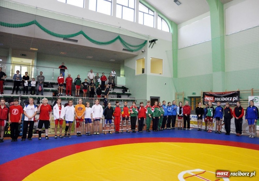 Zdjęcie w galerii na portalu naszraciborz.pl: Kobiety walczą na hali OSiR wiadomości z regionu