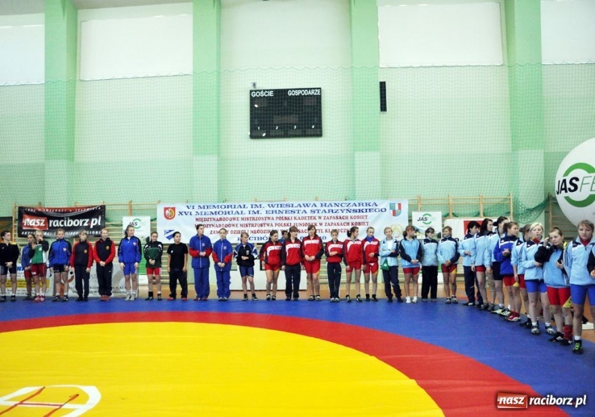 Zdjęcie w galerii na portalu naszraciborz.pl: Kobiety walczą na hali OSiR wiadomości z regionu