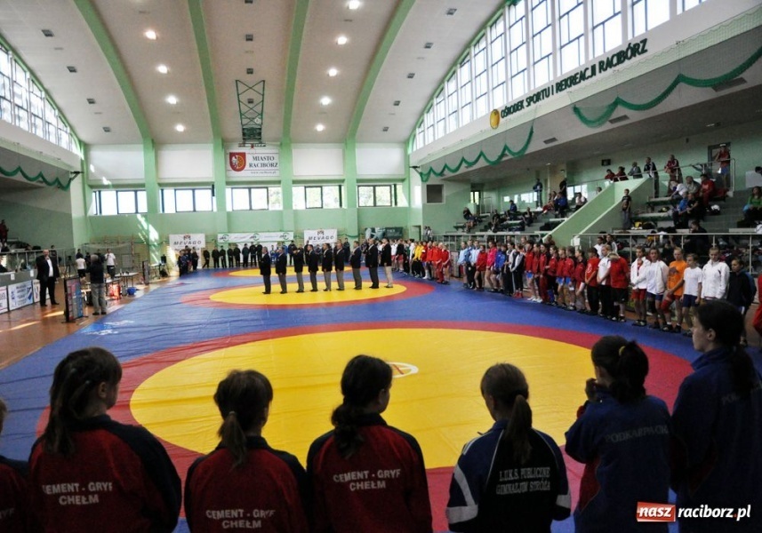 Zdjęcie w galerii na portalu naszraciborz.pl: Kobiety walczą na hali OSiR wiadomości z regionu