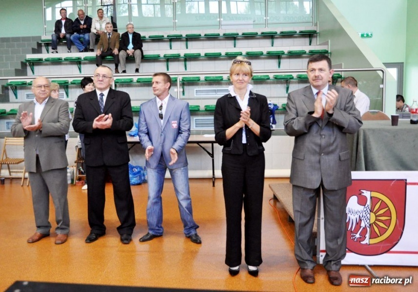 Zdjęcie w galerii na portalu naszraciborz.pl: Kobiety walczą na hali OSiR wiadomości z regionu
