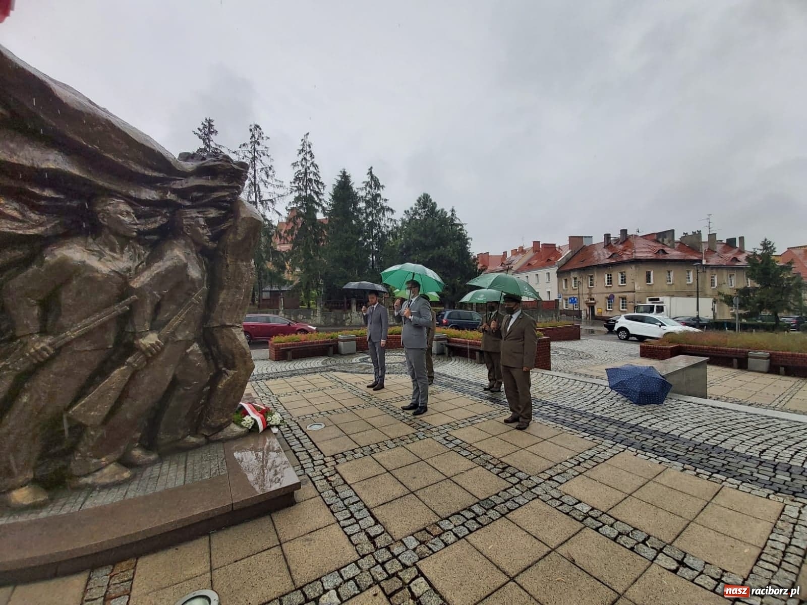 Zdjęcie w galerii na portalu naszraciborz.pl: Minister Michał Woś wraz z leśnikami złożył hołd Powstańcom Śląskim wiadomości z regionu