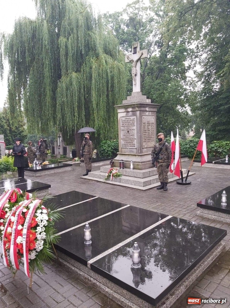 Zdjęcie w galerii na portalu naszraciborz.pl: Minister Michał Woś wraz z leśnikami złożył hołd Powstańcom Śląskim wiadomości z regionu