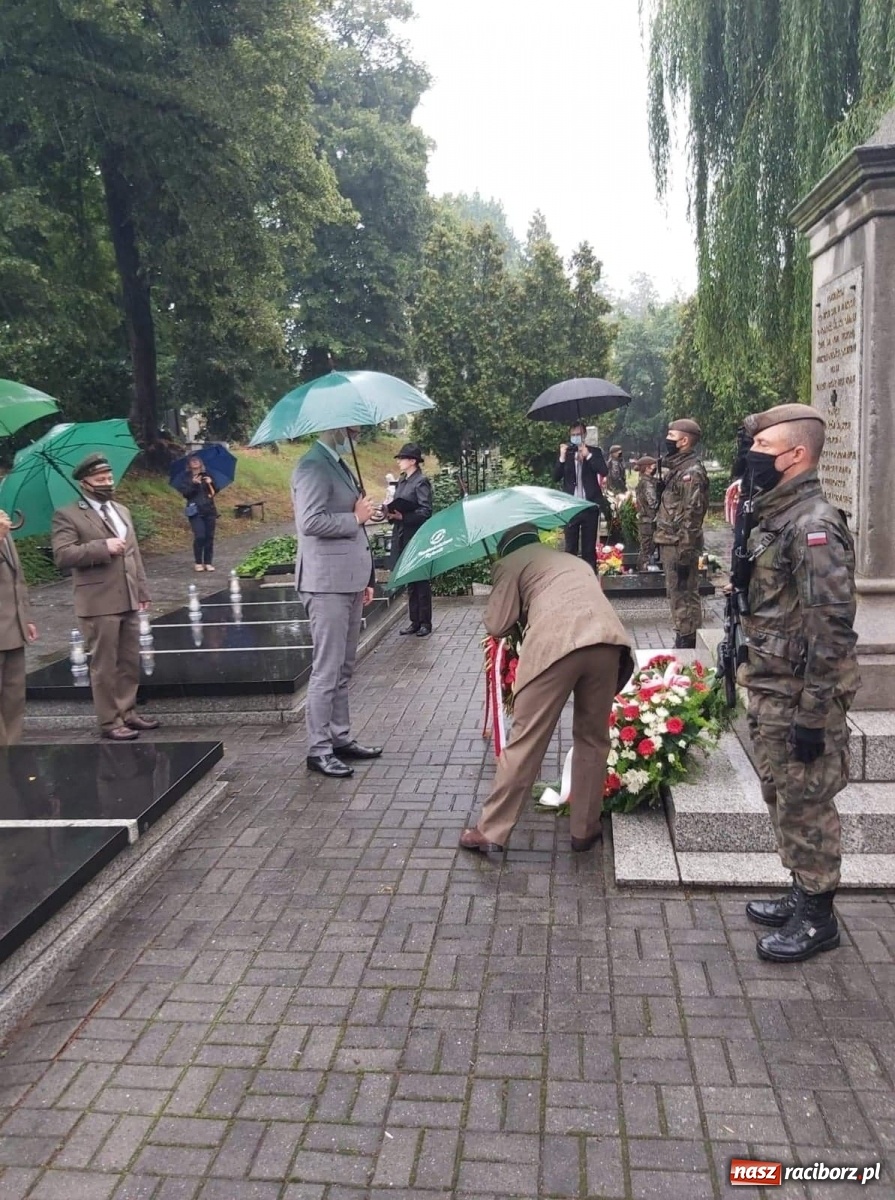 Zdjęcie w galerii na portalu naszraciborz.pl: Minister Michał Woś wraz z leśnikami złożył hołd Powstańcom Śląskim wiadomości z regionu