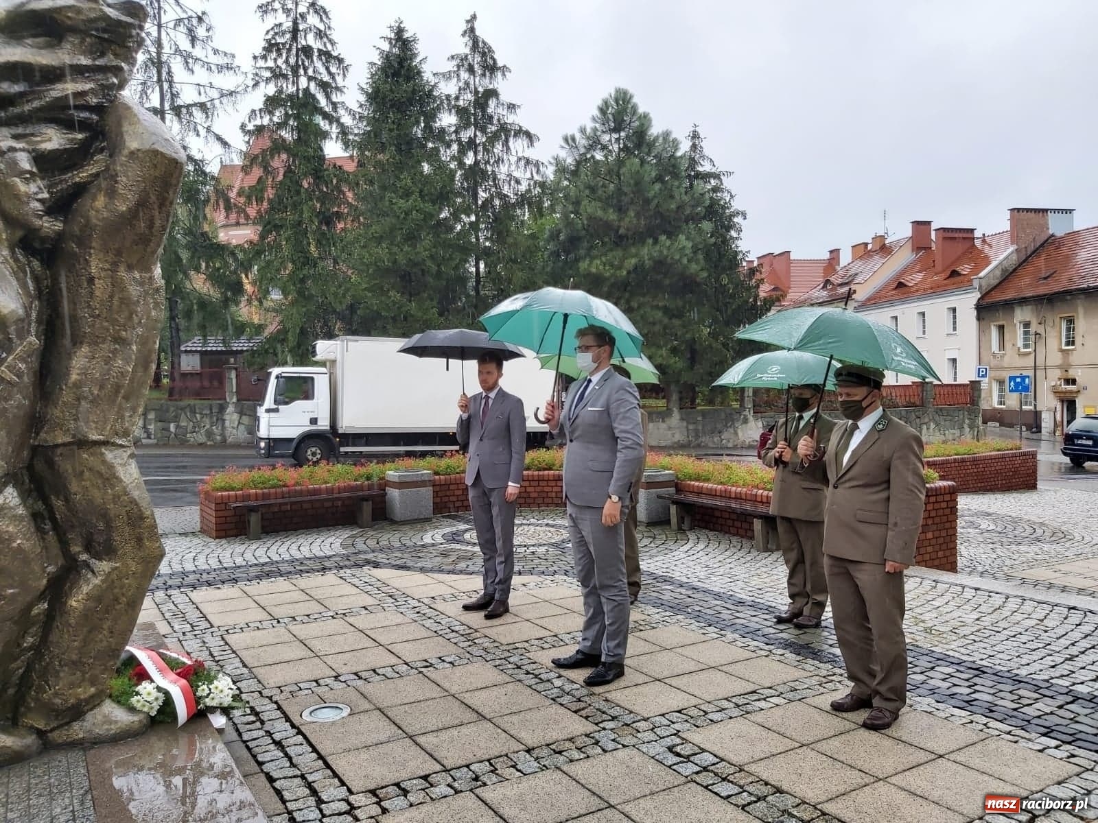 Zdjęcie w galerii na portalu naszraciborz.pl: Minister Michał Woś wraz z leśnikami złożył hołd Powstańcom Śląskim wiadomości z regionu