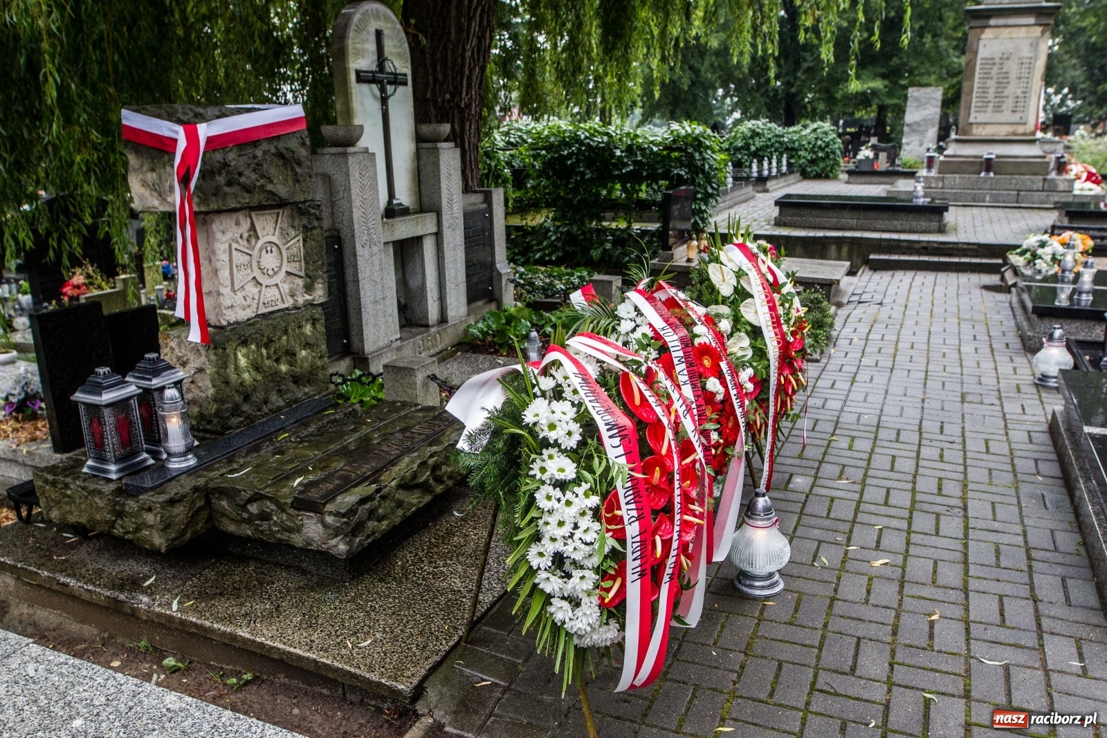 Zdjęcie w galerii na portalu naszraciborz.pl: Minister Michał Woś wraz z leśnikami złożył hołd Powstańcom Śląskim wiadomości z regionu