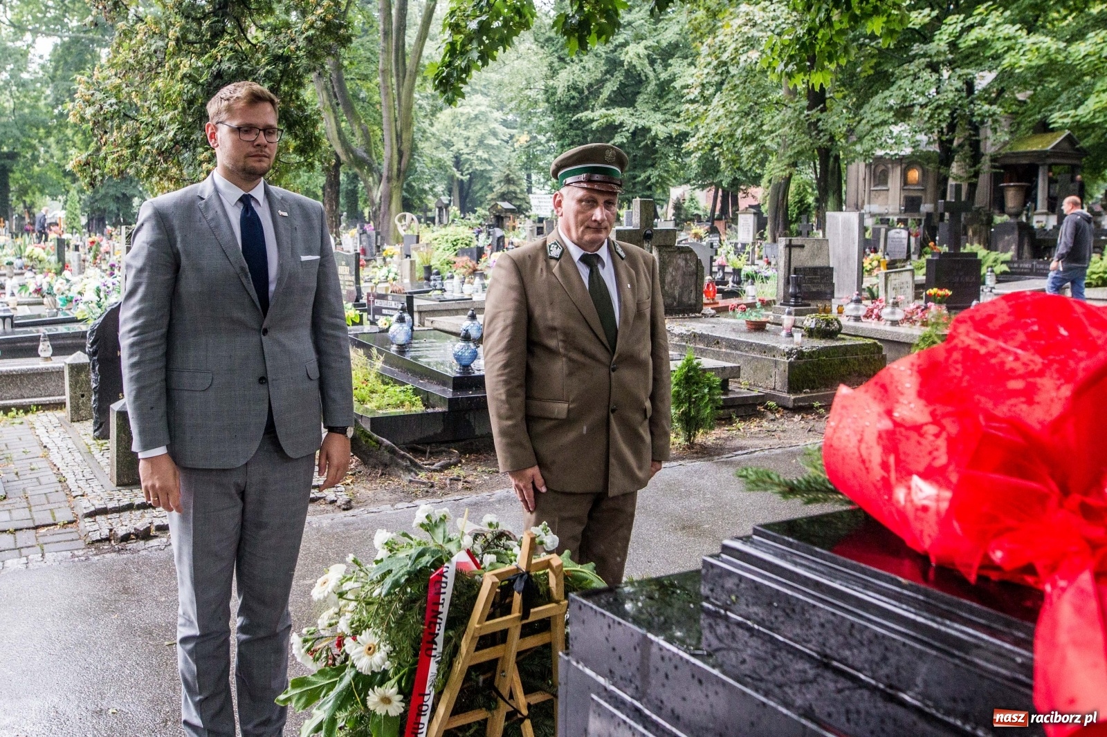 Zdjęcie w galerii na portalu naszraciborz.pl: Minister Michał Woś wraz z leśnikami złożył hołd Powstańcom Śląskim wiadomości z regionu