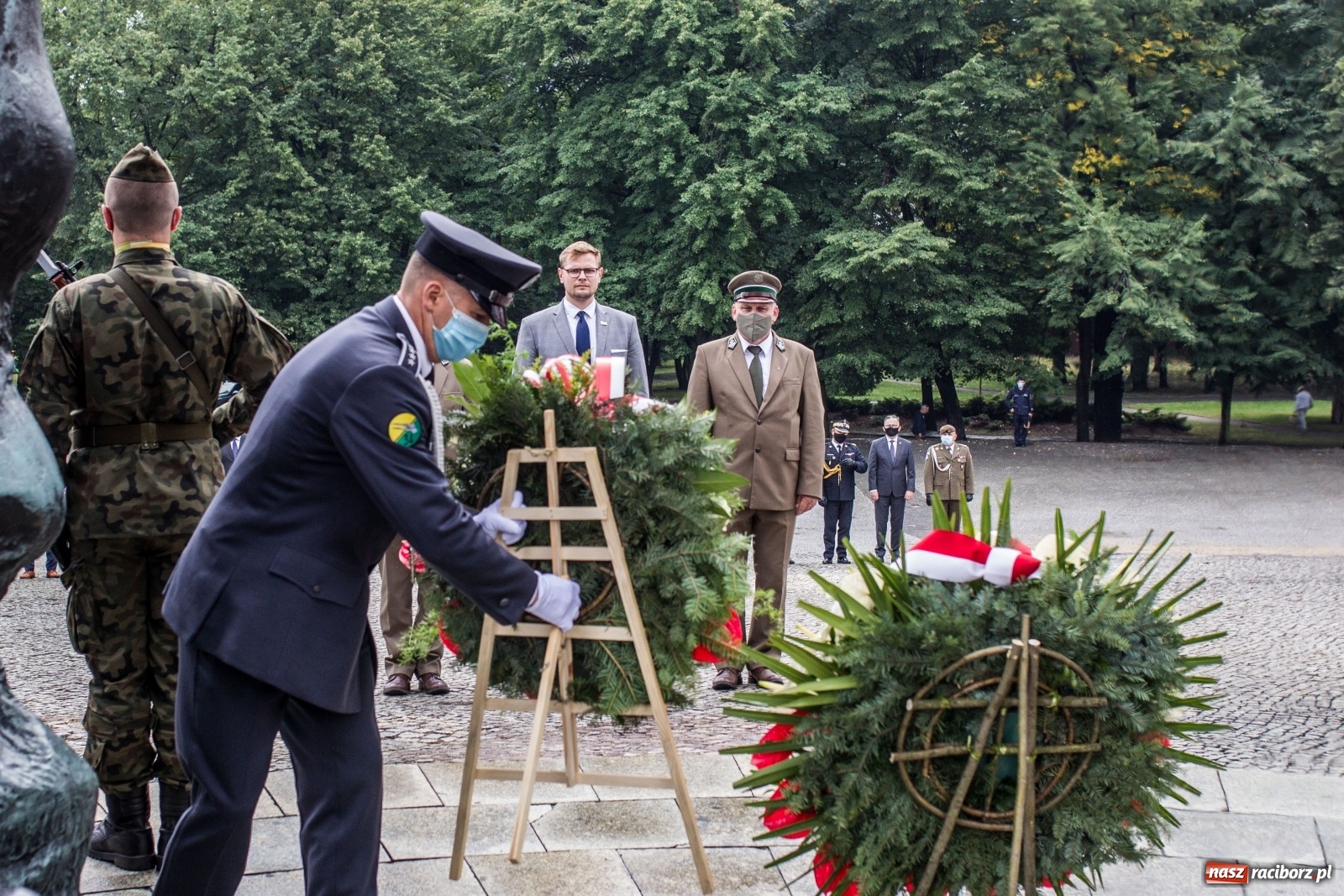 Zdjęcie w galerii na portalu naszraciborz.pl: Minister Michał Woś wraz z leśnikami złożył hołd Powstańcom Śląskim wiadomości z regionu