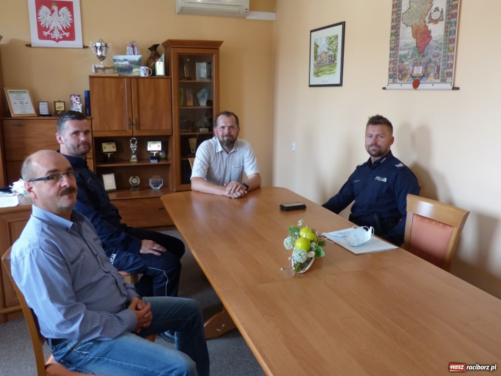 Zdjęcie w galerii na portalu naszraciborz.pl: W Krzanowicach powitano nowego dzielnicowego wiadomości z regionu