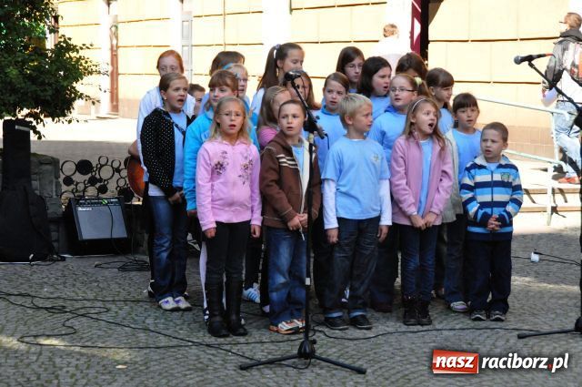 Zdjęcie w galerii na portalu naszraciborz.pl: Zaśpiewali na ulicy Długiej... wiadomości z regionu