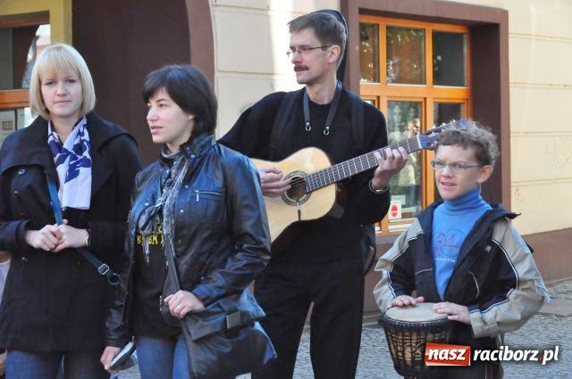 Zdjęcie w galerii na portalu naszraciborz.pl: Zaśpiewali na ulicy Długiej... wiadomości z regionu